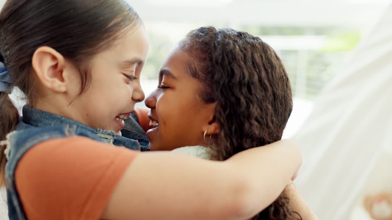 familia, amigos o hijos se abrazan en casa por amor