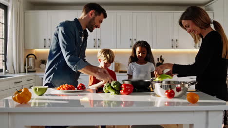 la familia cocinando juntos