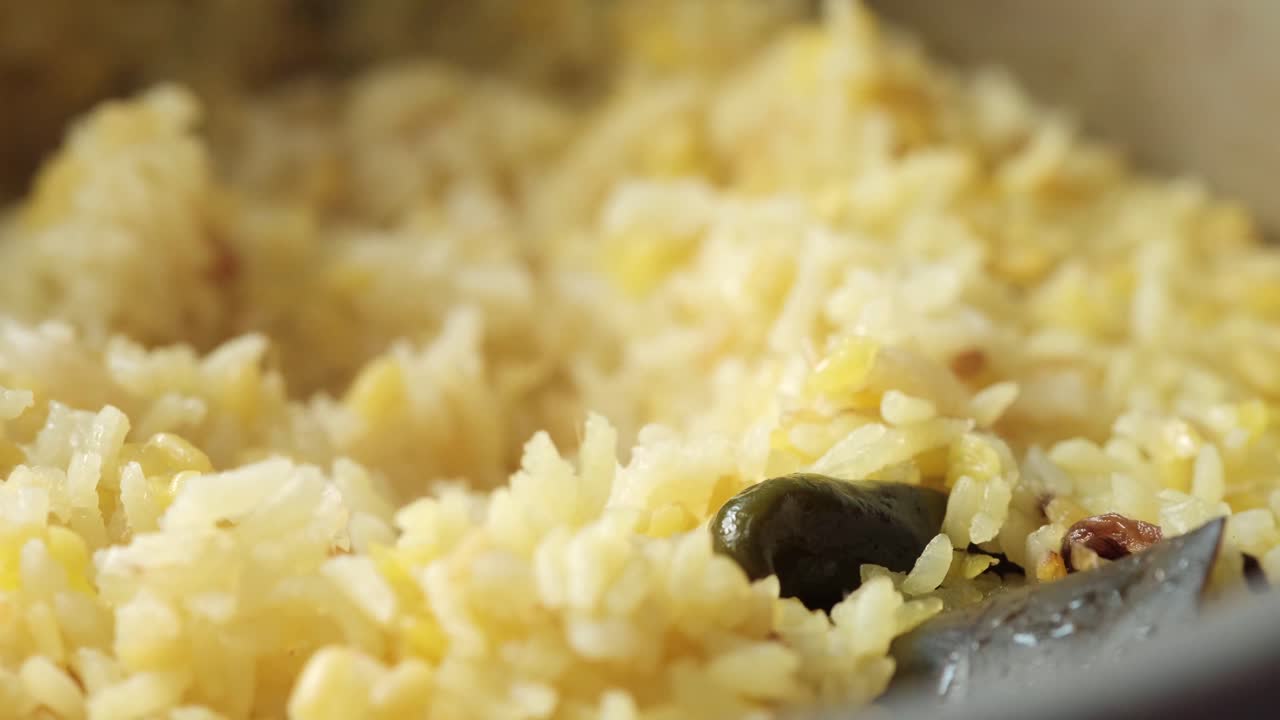 se está sirviendo un delicioso plato de arroz.