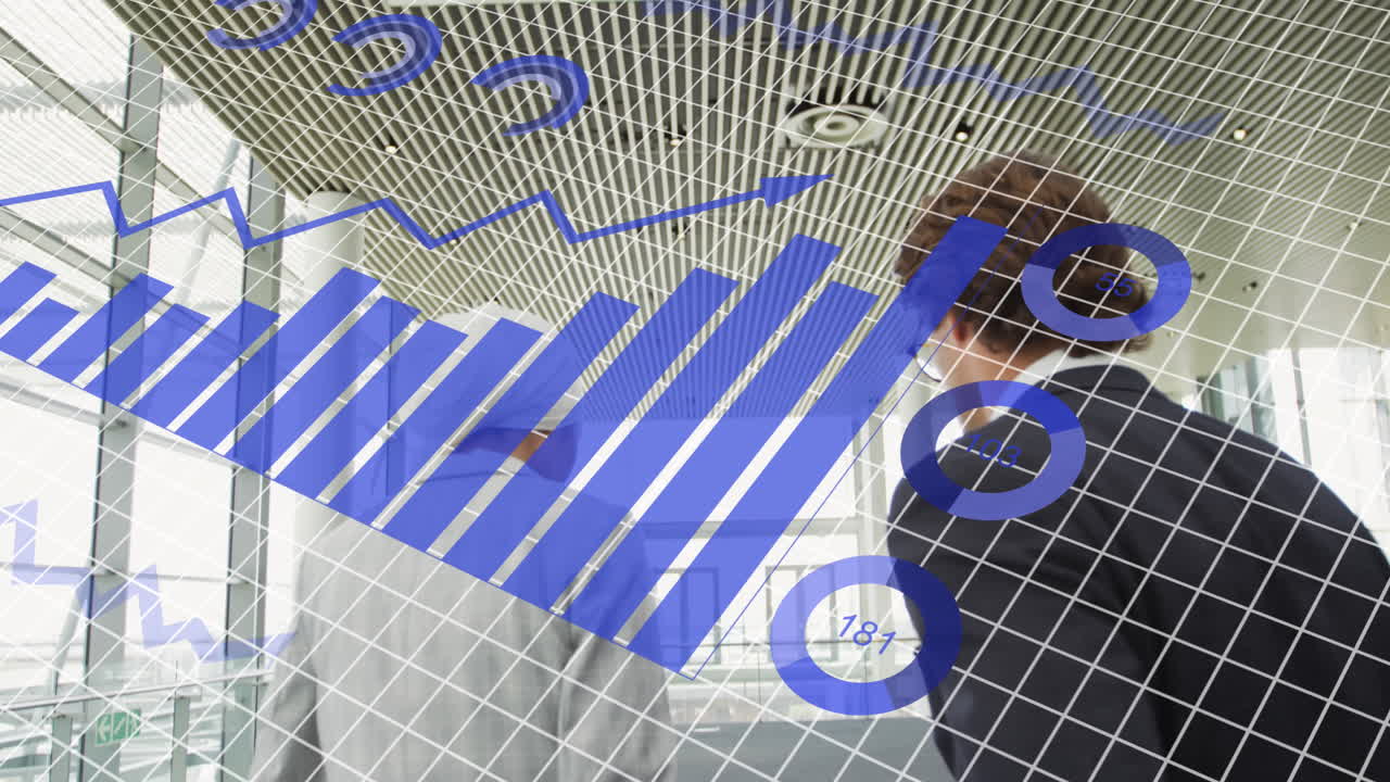 animación del procesamiento de datos estadísticos sobre diversos hombres de negocios mujeres de negocios en escaleras mecánicas en la oficina