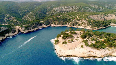 imágenes de drones de un barco en calanque junto a cassis, al sur de francia