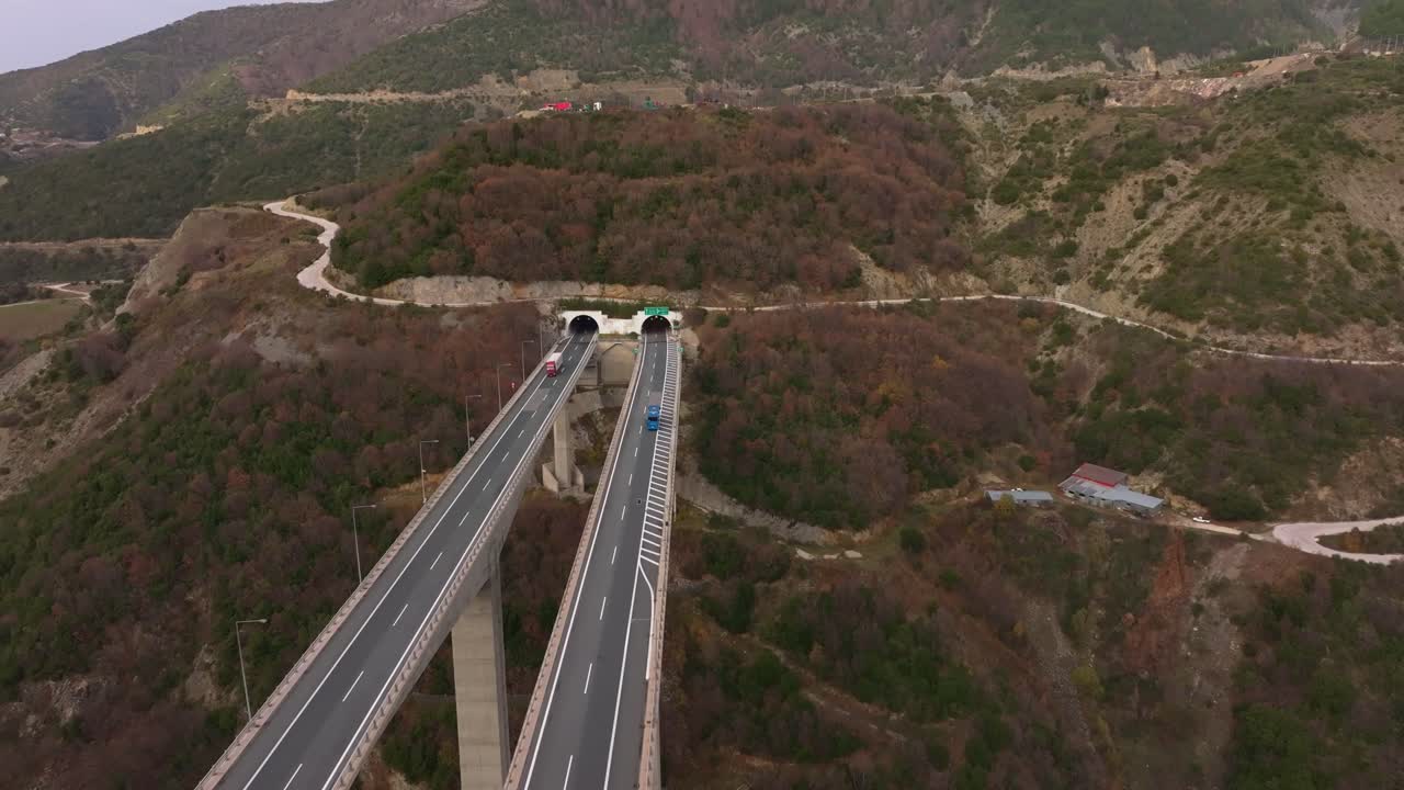 Vista drone dell'imbocco di un tunnel lungo una strada elevata, Grecia