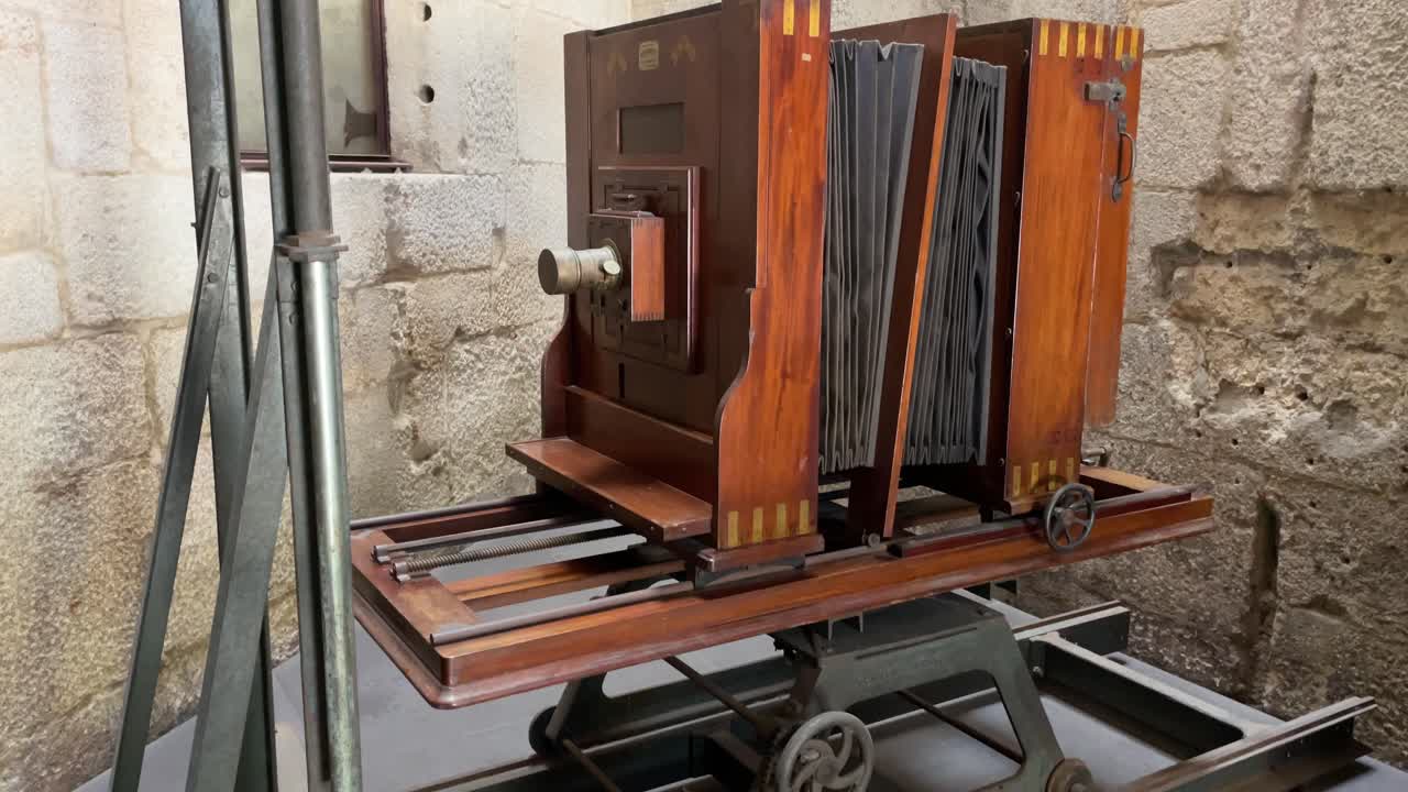 1940 년대 부터 레일 을 가진 큰 나무 카메라