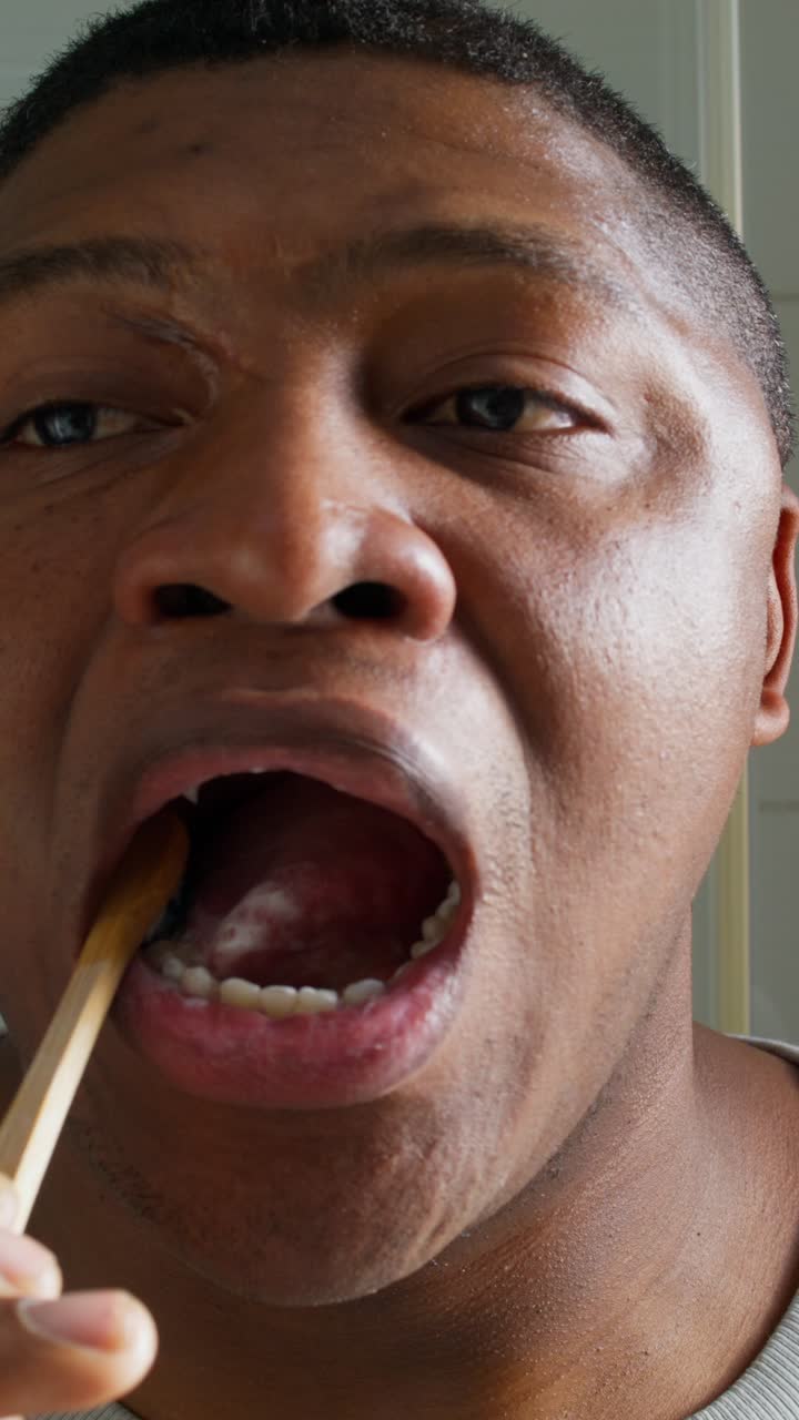 L'uomo che si spazzola i denti