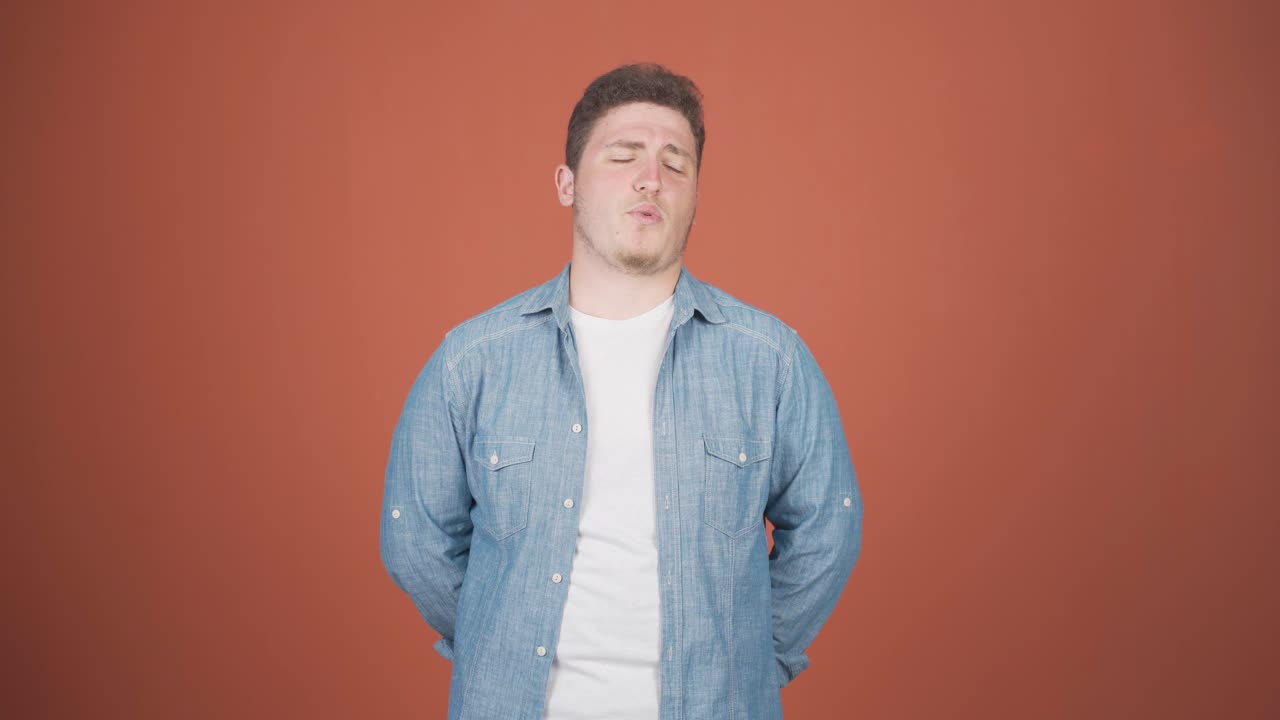 그 남자는 혐오감을 느 ⁇ 습니다.