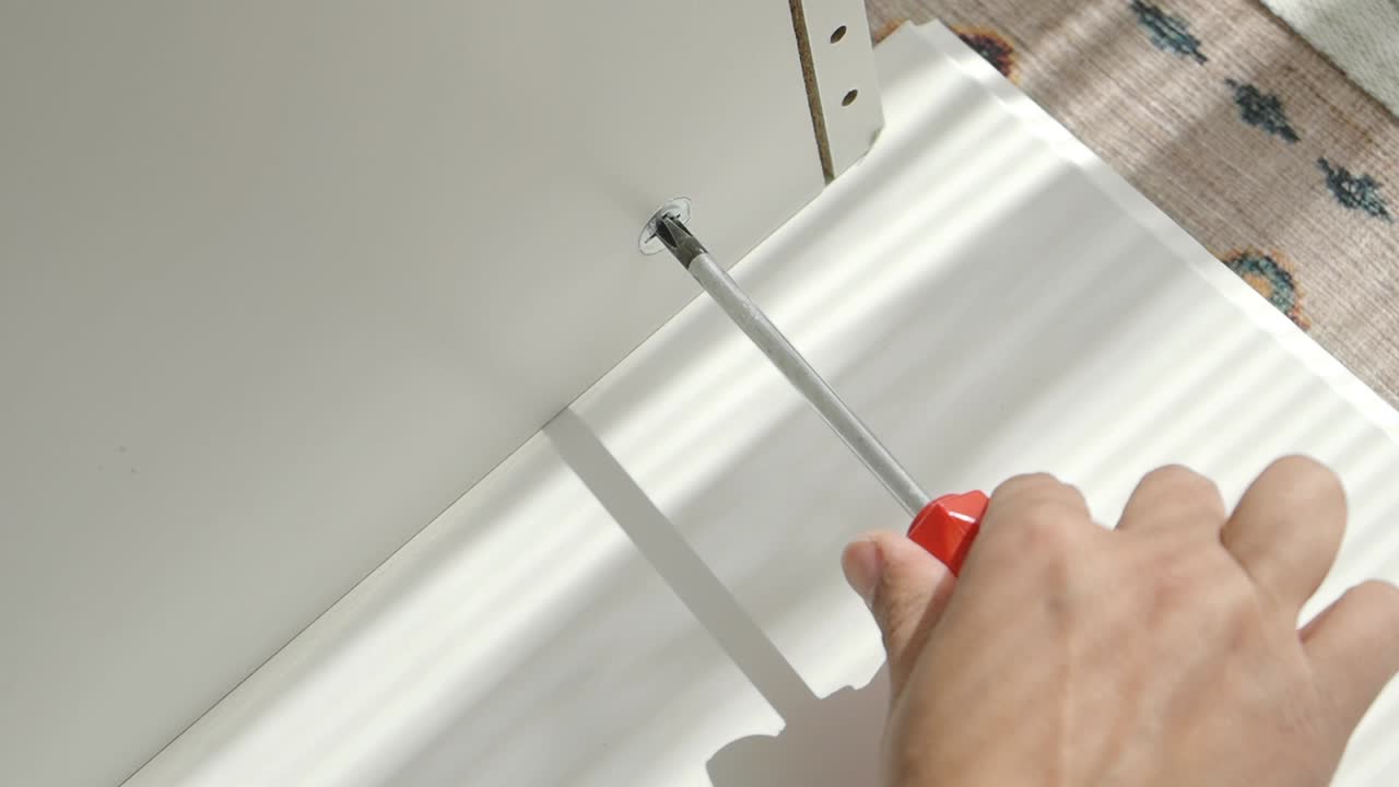 ensamblar muebles con un destornillador