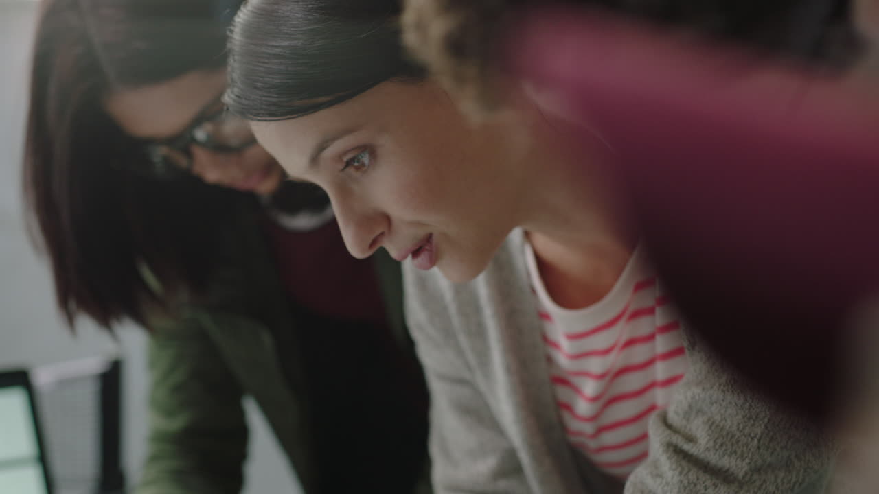 gente de negocios ingenieros desarrollando software aplicaciones desarrolladores web lluvia de ideas planificación de soluciones diseño colaborando en reuniones de oficina