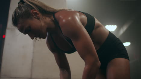 Una-Mujer-Fuerte-Respira-Con-Dificultad-Y-Se-Recupera-Después-Del-Entrenamiento-Cruzado.-Gotas-De-Sudor-Transpirantes.