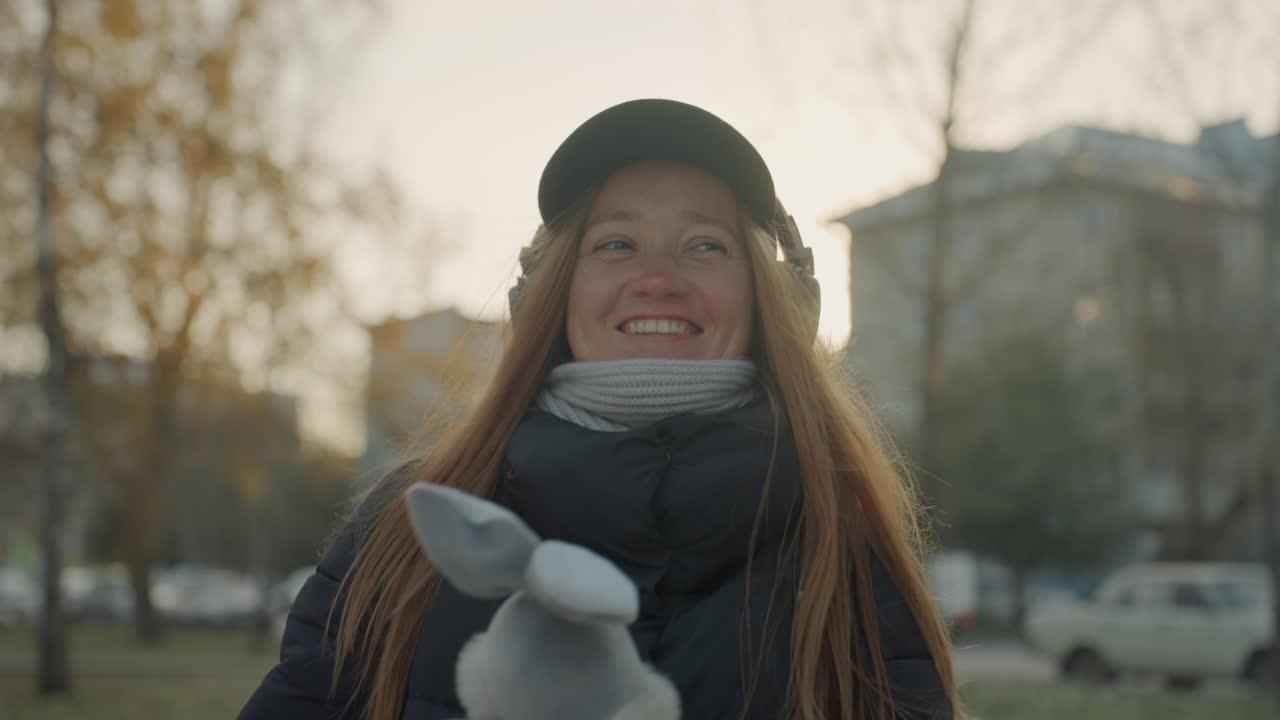 Genç kız gülümsüyor. Kadın, tavşanıyla dışarıda keyifli anlar yaşıyor. Genç kız, evcil tavşanıyla parkın tadını çıkarıyor. Kız ve kadın, sevimli evcil tavşanlarıyla doğada neşeyle gülümsüyor.