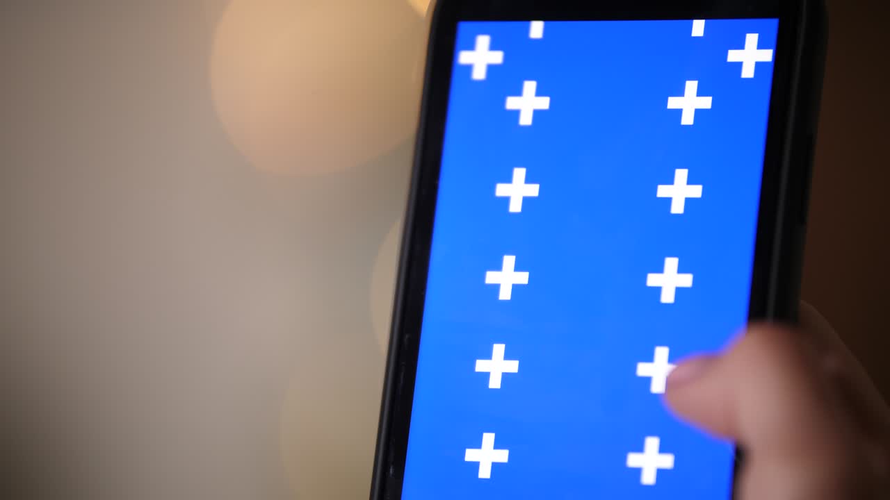 tocando, haciendo zoom, tocando y deslizando en la pantalla del teléfono inteligente con la tecla de croma azul.