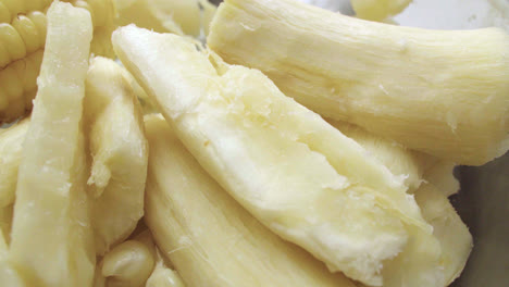 close-up de yuccas bouillis à l'intérieur d'un pot dans la cuisine avec la lumière du jour