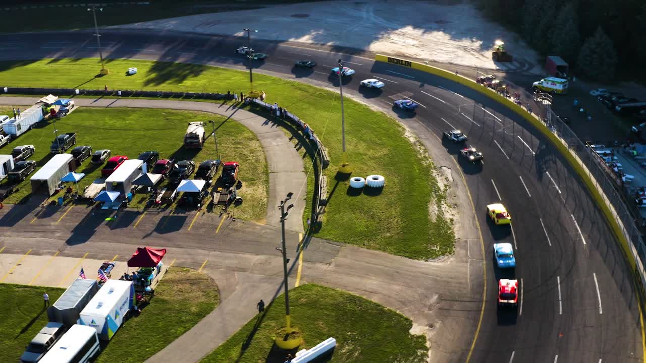 트랙에서 경주하는 자동차의 드론 영상