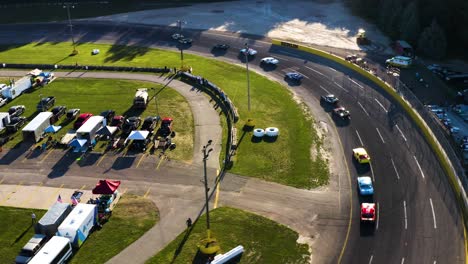 imágenes de drones de autos corriendo en una pista