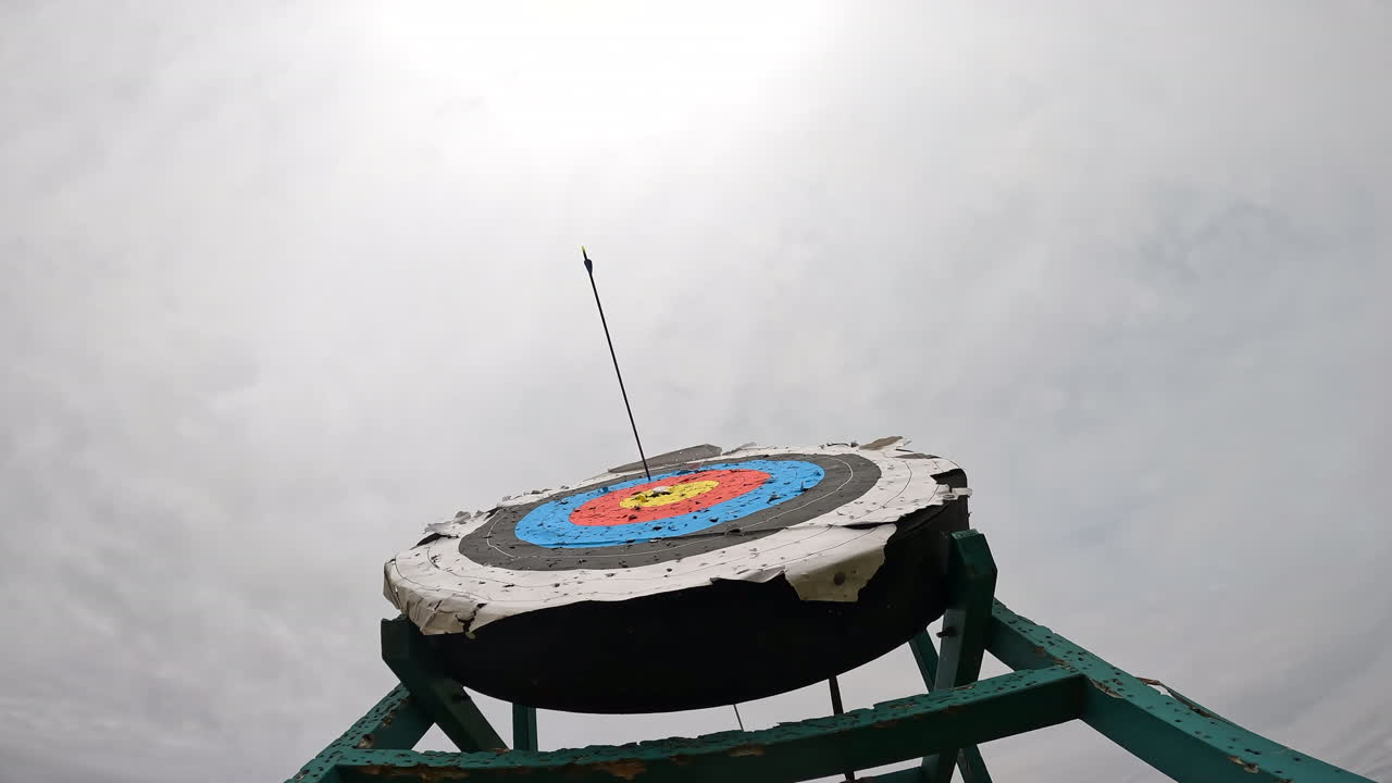 flechas golpeando un objetivo de tiro con arco uno tras otro