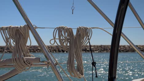 Toma-En-Cámara-Lenta-De-Cuerdas-Colgando-De-Cables-En-El-Costado-De-Un-Bote-En-Le-Grau-du-roi