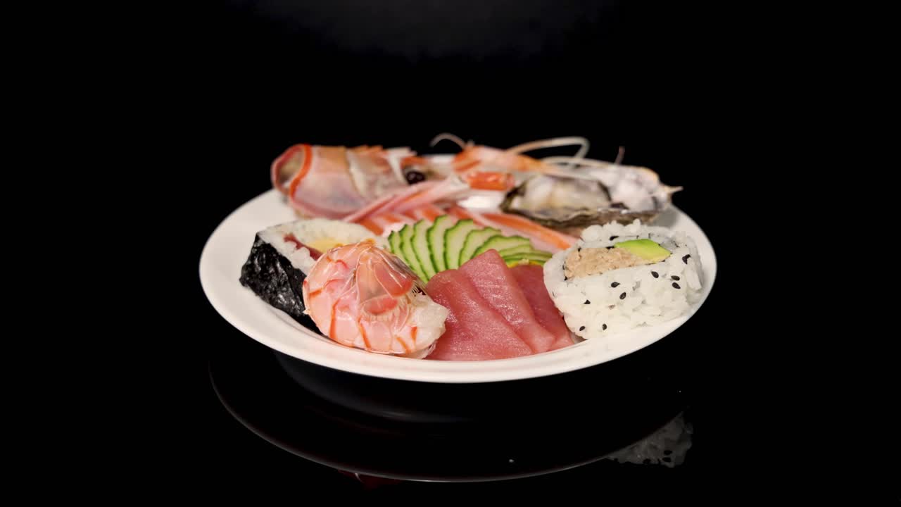 una bandeja de sushi giratoria que muestra varias piezas