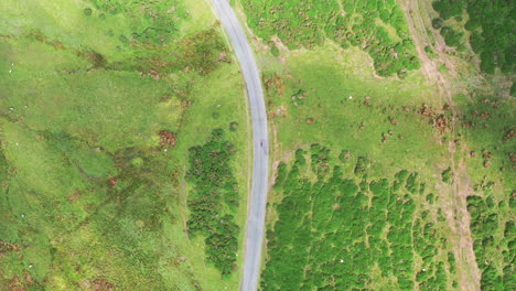 vista aérea de arriba hacia abajo de una carretera rural, filmada en el distrito inglés de los lagos