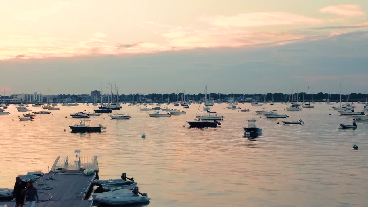 revelar toma de un espectacular puerto de yates desde un muelle de pasarela de madera
