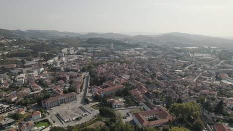 -Vista-Del-Paisaje-De-Monte-Latito-Con-El-Palacio-De-Los-Duques,-El-Castillo-De-Guimaraes-Y-La-Iglesia-En-Portugal-Pintoresca-Plataforma-Aérea