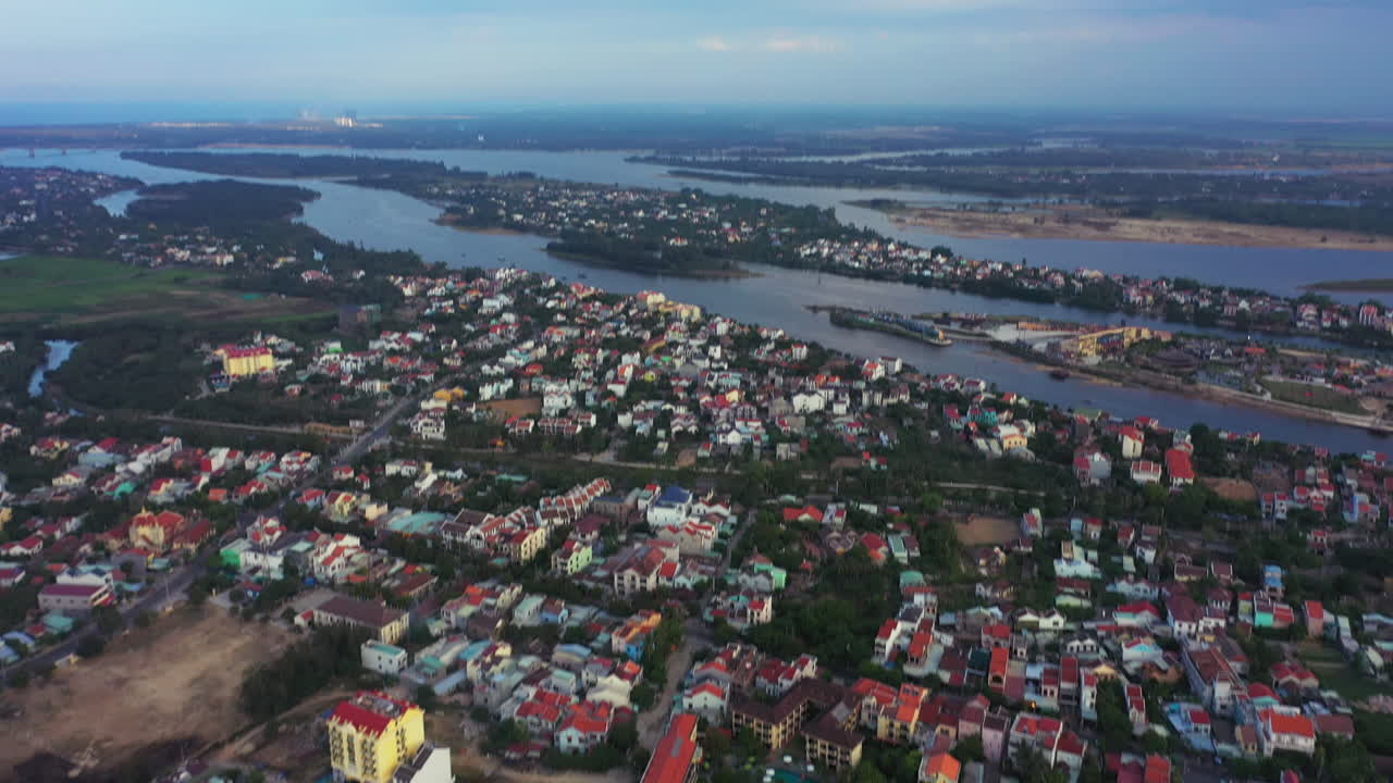 이곳은 활기차고 바쁜 작은 마을입니다.