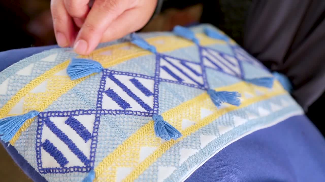 almohada hecha a mano por ancianas, almohada con forma de caligrafía