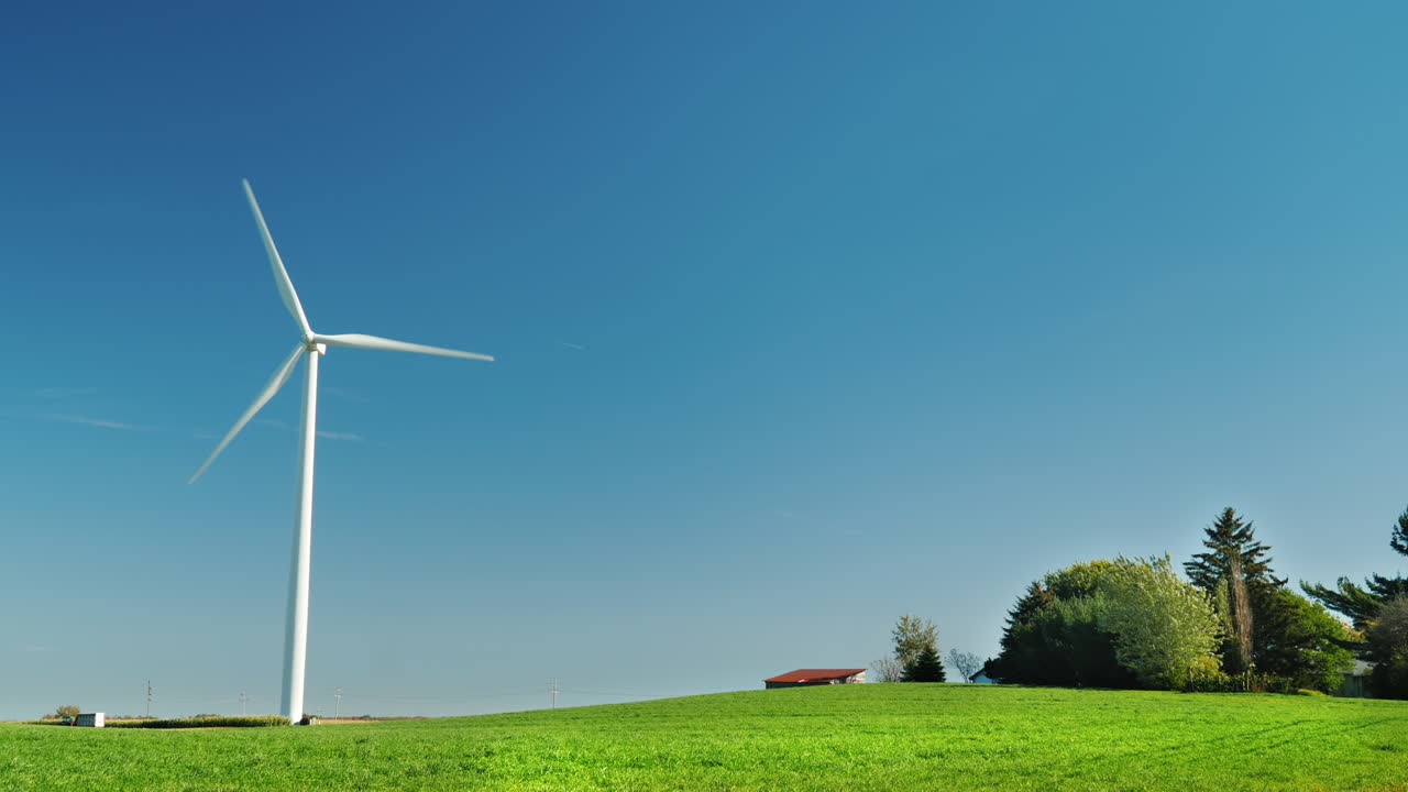 그린 필드에서 회전하는 풍력 터빈