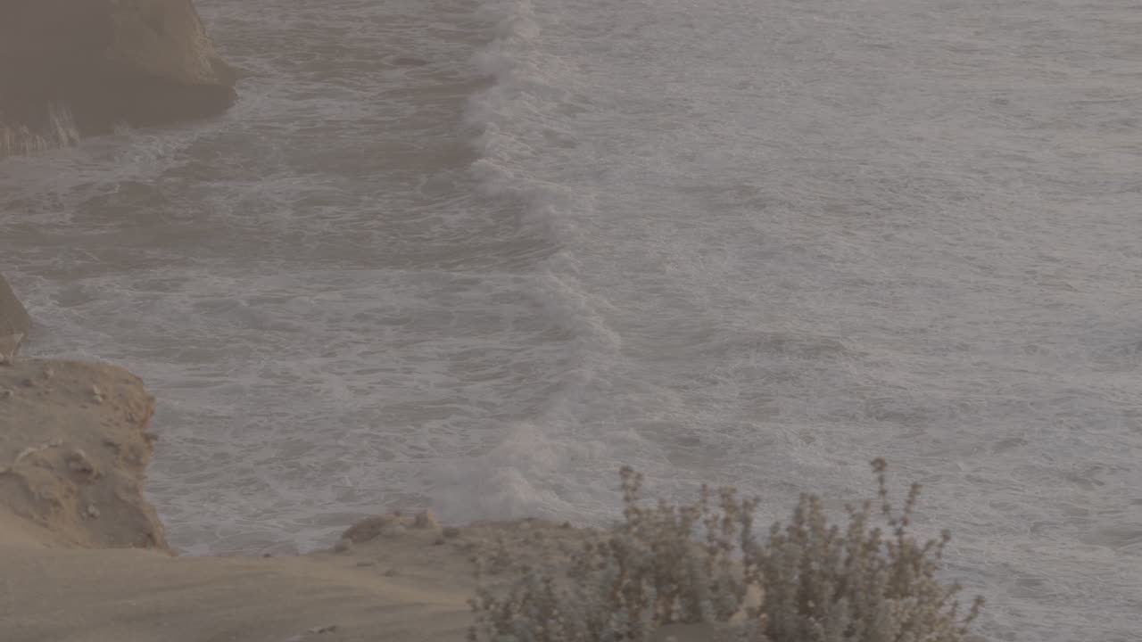 해가 지면 해안의 파도