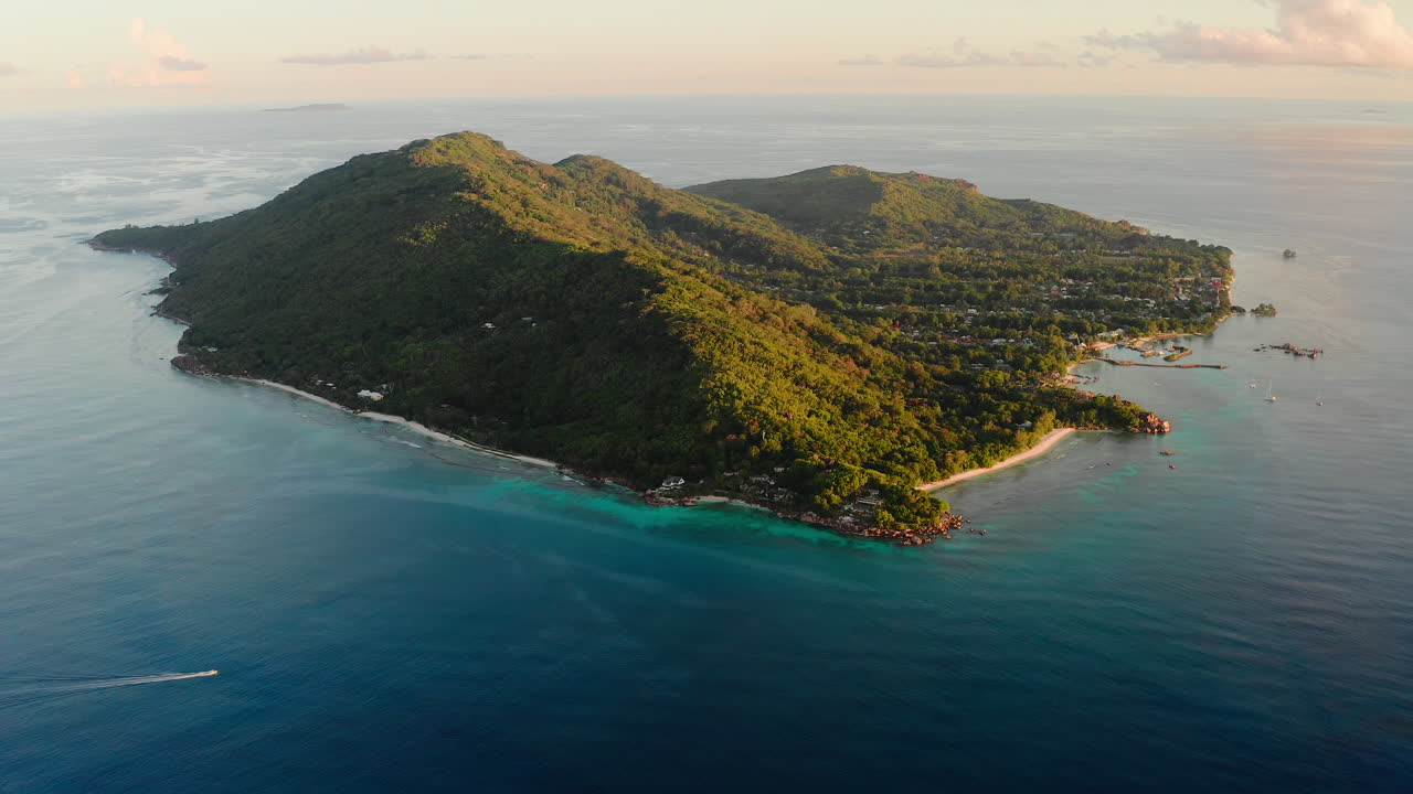vista de pájaro de una hermosa isla en el medio del océano índico