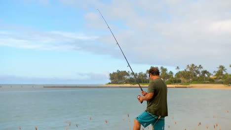 pescador pescando en la playa 4k