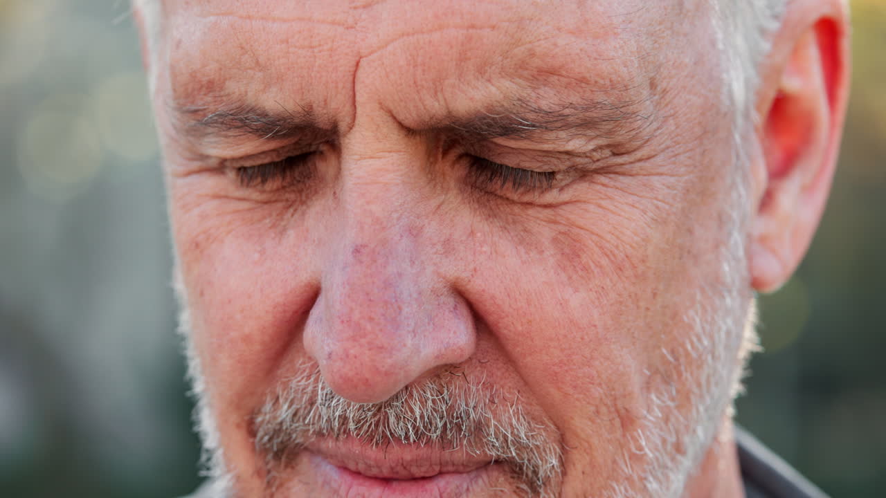 미소 짓는 노인 의 근접 초상화