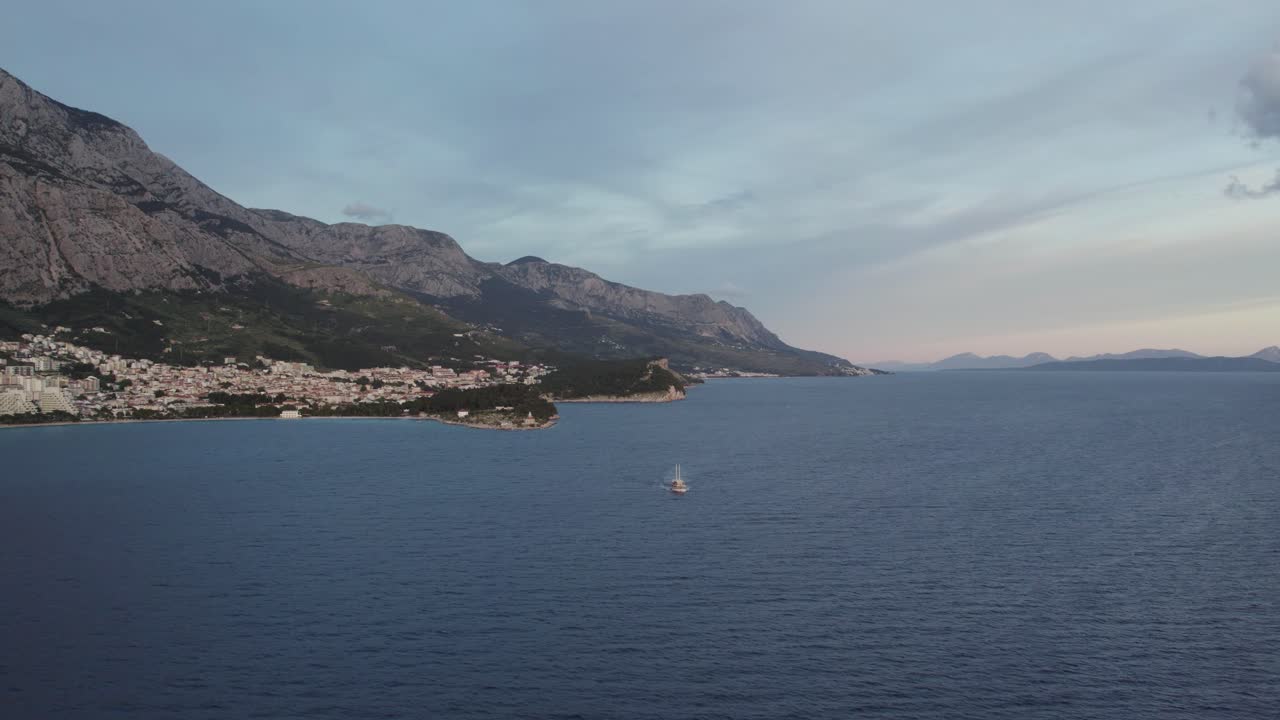 마카르스카, 크로아티아 산과 해가 어두워지면서, 공중 사진