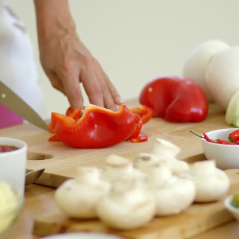 mujer preparando la cena cortando ingredientes frescos