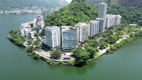 Edificios-Residenciales-En-El-Lago-Rodrigo-De-Freitas-En-Río-De-Janeiro,-Brasil