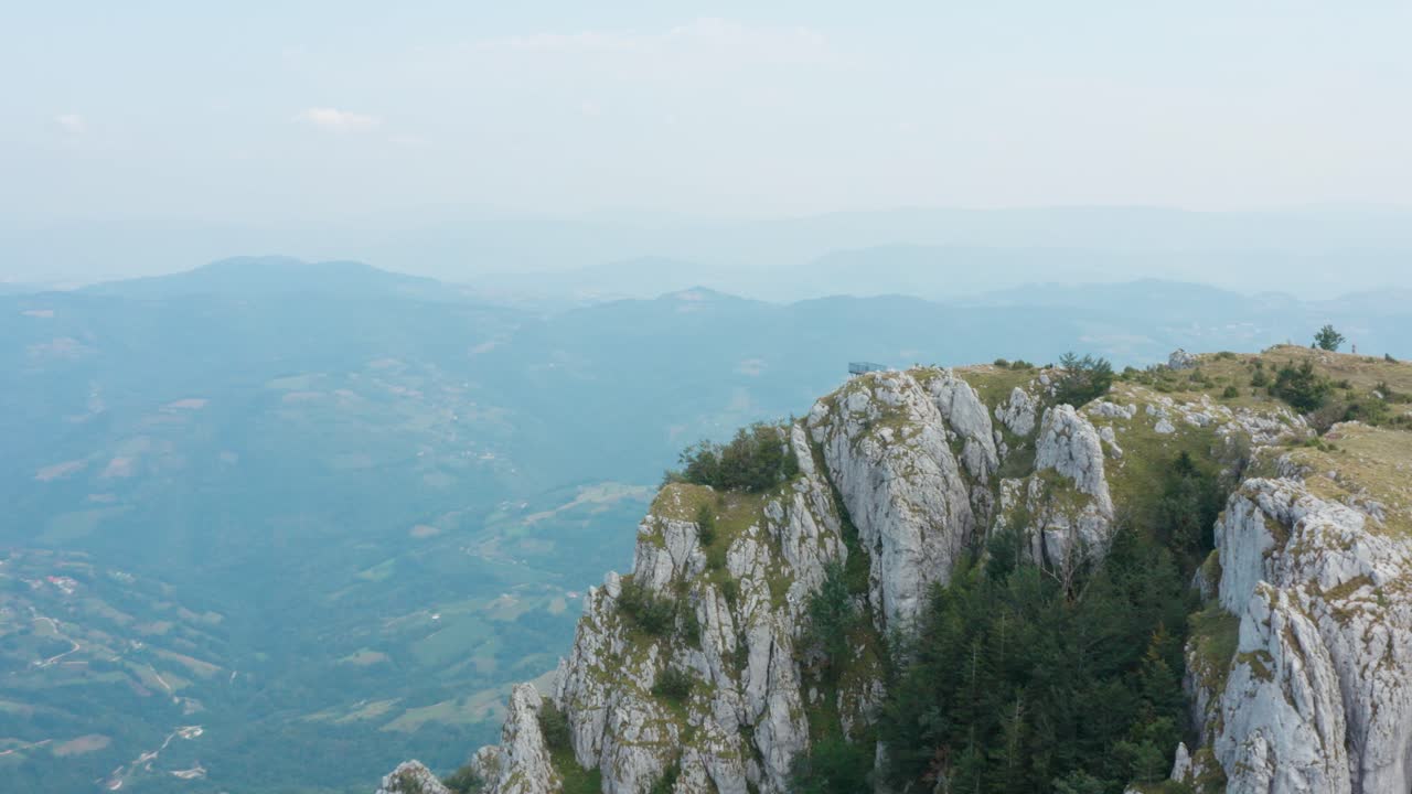 asombrosa vista aérea del pico de la montaña en un día nublado