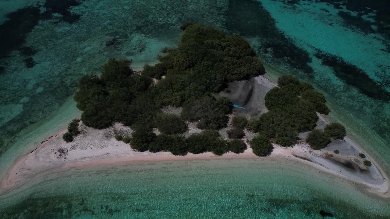 열대 바다 한가운데에 있는 작은  ⁇  모래 섬을 내려다보는 놀라운 전망 인도네시아