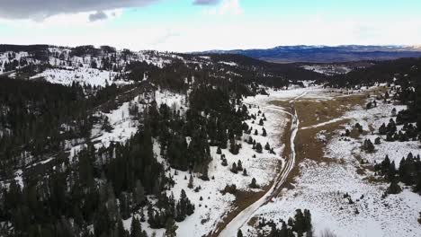 蒙大拿州萨卡加韦亚山峰附近的雪地春天