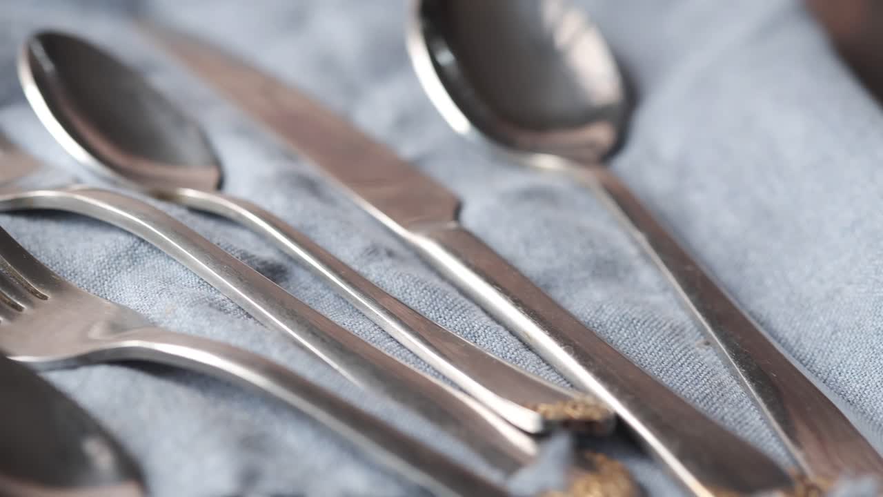 platos de plata en una servilleta de lino azul