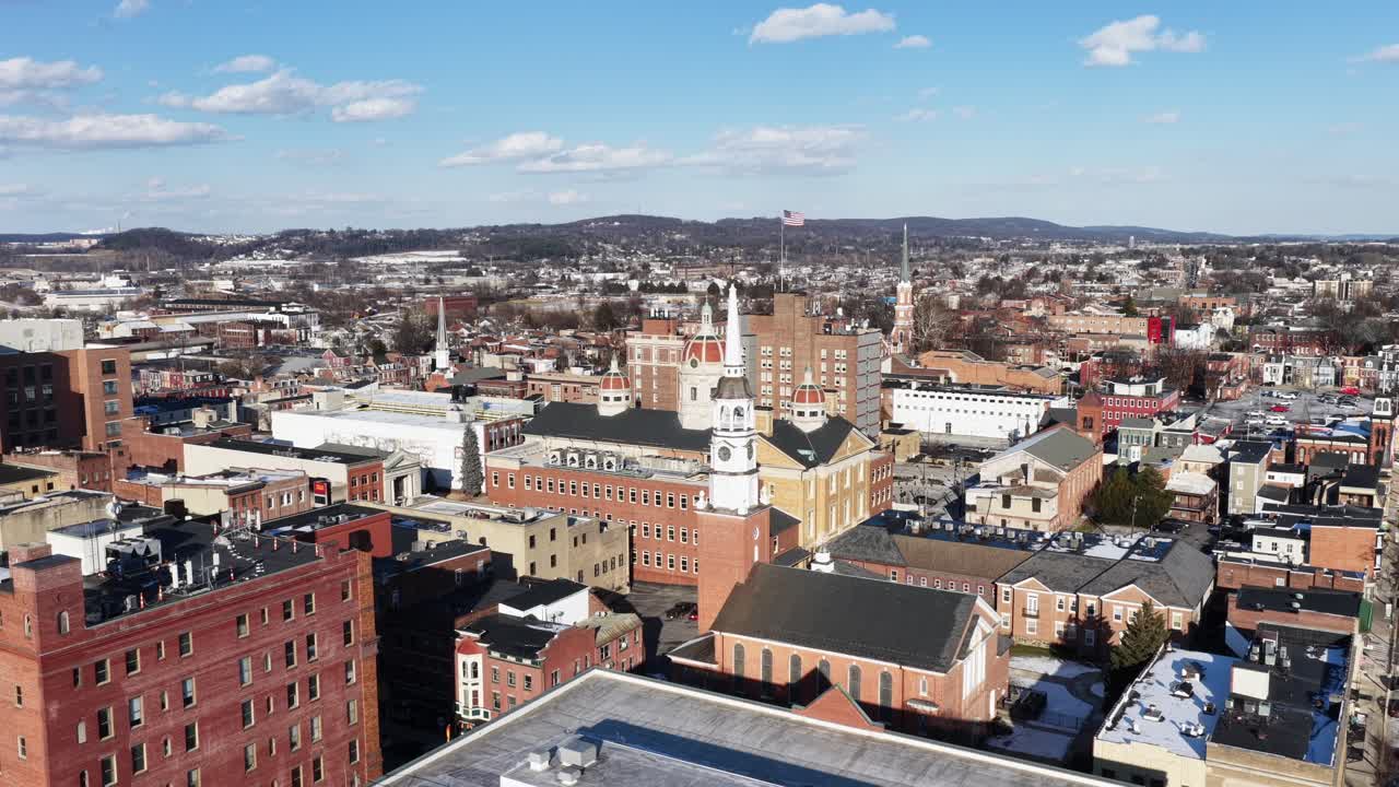 Flyfoto av York, Pennsylvania med historisk mursteinskirke og sentrumsbygninger under klar blå himmel i vintersol. Nedadgående opptak. Vidvinkelbilde. Fredelig gammel by i USA