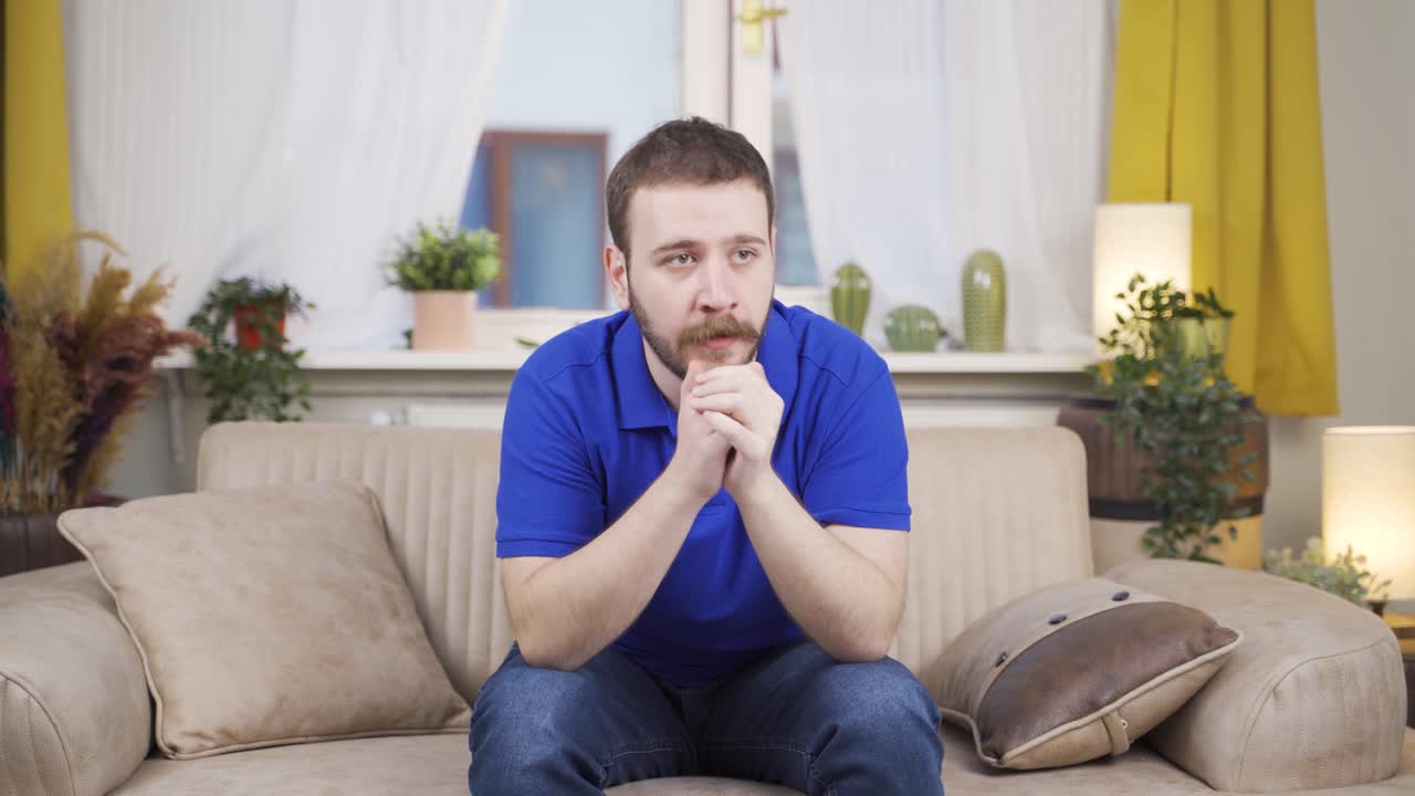 불행한 생각을 하는 사람.