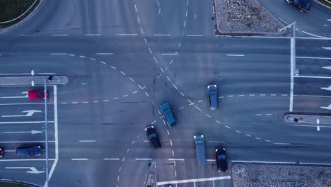 Die-Antenne-Senkt-Sich-Langsam-Zur-Autobahnkreuzung,-Während-Autos-Durchfahren