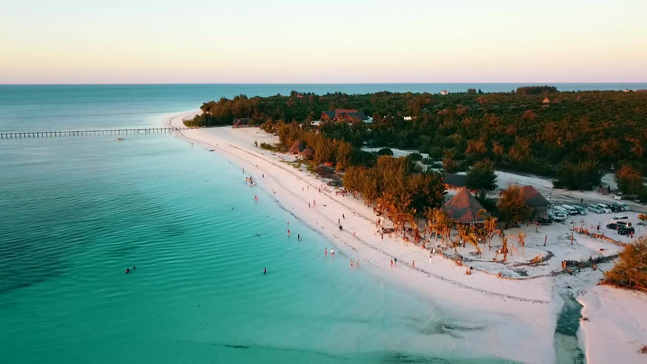 asombroso hundimiento lento volar hacia adelante disparo de dron en una playa del festival