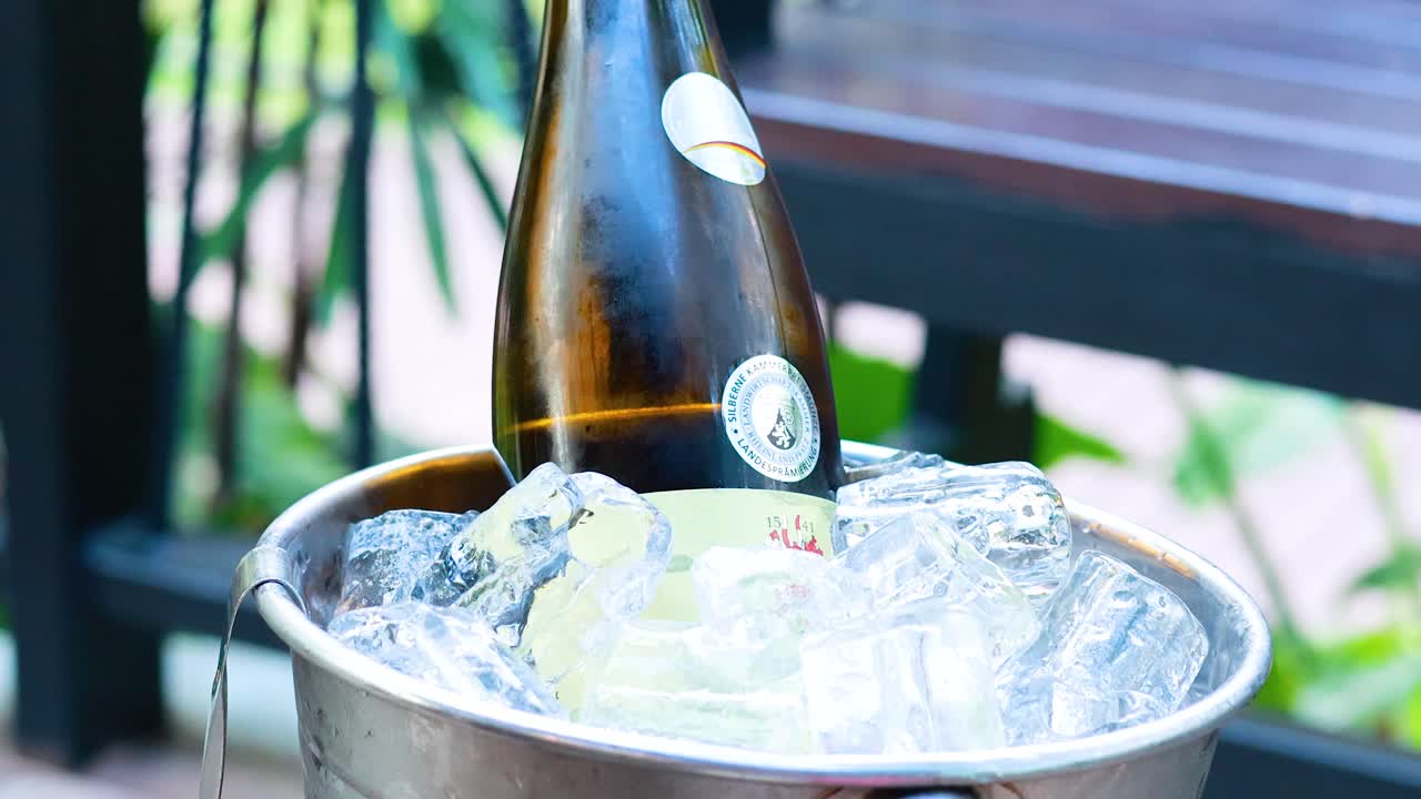 태국 칸차나부리 (kanchanaburi) 의 마당에 있는 얼음 바구니에 혀 있는 와인 병.