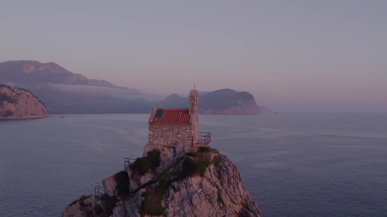 몬테네그로의 일요일 교회 주위  ⁇ 도 촬영 마법의 황금 빛 동안, 공중