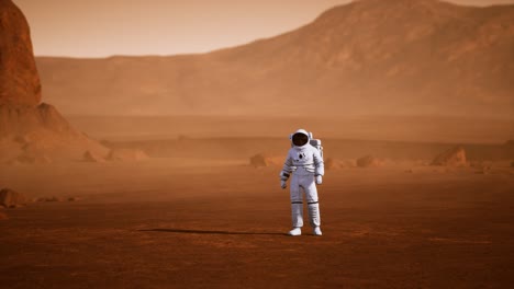 astronauta en la superficie de marte. planeta rojo cubierto de gas y roca