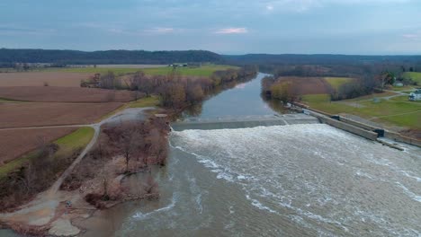 Tiro-De-Plataforma-Aérea-A-La-Derecha-De-La-Presa-Y-Bloqueo-Número-3-En-El-Río-Kentucky-En-El-Otoño-Al-Atardecer