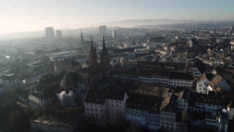 plaza de la ciudad de basilea con la iglesia y el casco antiguo desde una vista de drones en una soleada mañana de primavera