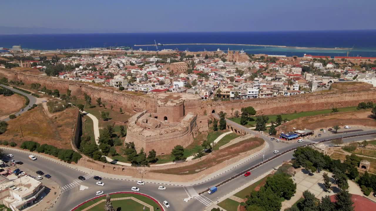 aerial 4k famagusta 성벽 도시, 오래된 도시 및 북 키프로스의 varosha 풍경