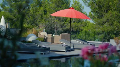 Pintoresca-Piscina-Con-Tumbonas-Y-Una-Sombrilla-En-El-Soleado-Jardín-De-Una-Villa-Francesa