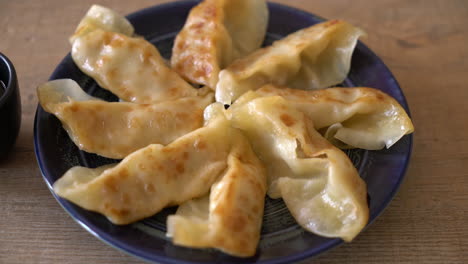 gyoza japonesa o snack de albóndigas con salsa de soja