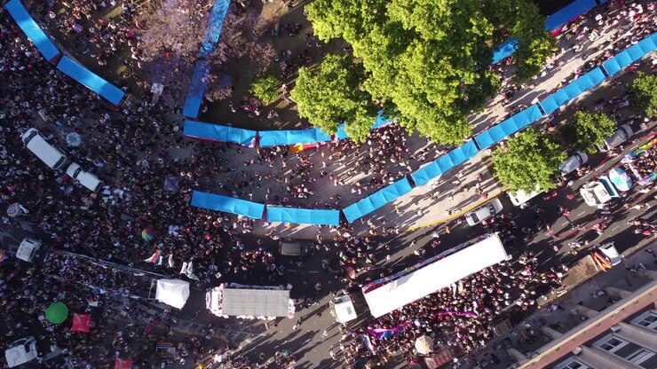 Ripresa aerea di una bellissima parata del Pride LGBT, Plaza De Mayo, Buenos Aires